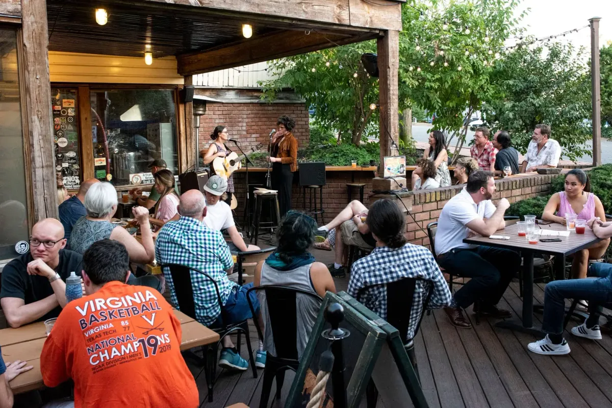Crooked Run Fermentation Leesburg patio with live music