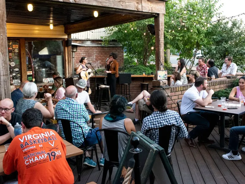 Crooked Run Fermentation Leesburg patio with live music