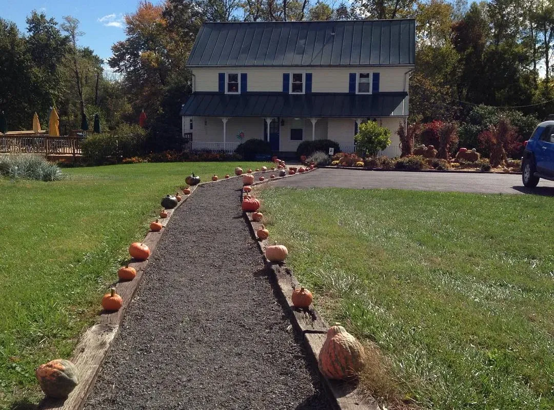Hiddencroft Vineyards tasting room with pumpkin-lined walkway